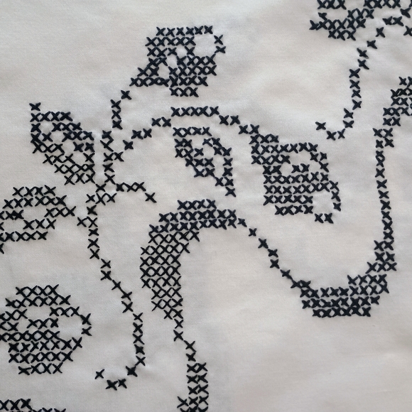 Hand Embroidered Table Cloth - Picture 2 of 3